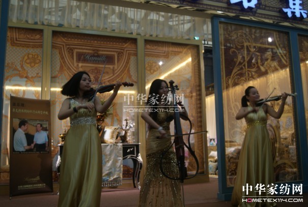 �Ҽ�չ������Ů+С��������