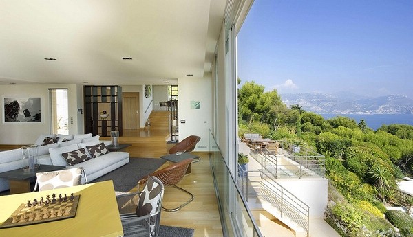 ����֮�g����CapFerrat�ȼلe��