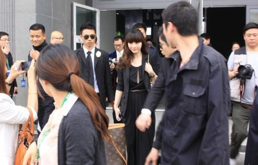 �R���P�I(l��ng)�10��Ů�Ǳ��S���(ch��ng)PK