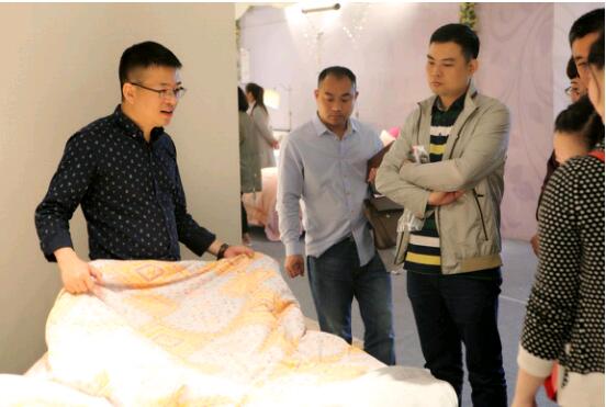 ���R���Ҽ�2017�ﶬ��Ʒ�l(f��)����(hu�� )�A�M(m��n)��Ļ