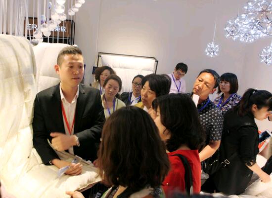 ���R���Ҽ�2017�ﶬ��Ʒ�l(f��)����(hu�� )�A�M(m��n)��Ļ